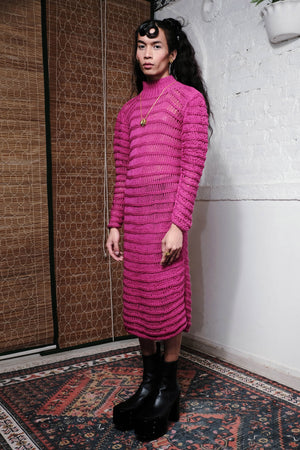 COIL HAND KNITTED DRESS IN MAGENTA