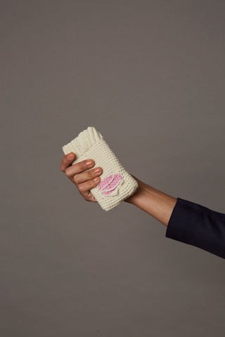 QUOD PHONE POUCH WITH RIPS IN ORGANIC WOOL IN OFF WHITE