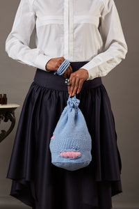 QUOD GOODY BAG WITH RIPS IN ORGANIC WOOL IN ICE BLUE