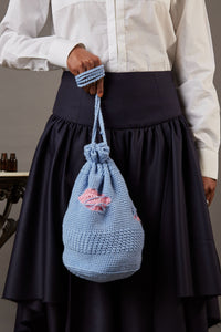 QUOD GOODY BAG WITH RIPS IN ORGANIC WOOL IN ICE BLUE
