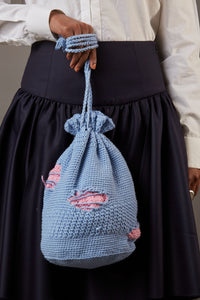 QUOD GOODY BAG WITH RIPS IN ORGANIC WOOL IN ICE BLUE