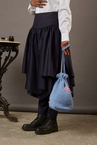 QUOD GOODY BAG WITH RIPS IN ORGANIC WOOL IN ICE BLUE